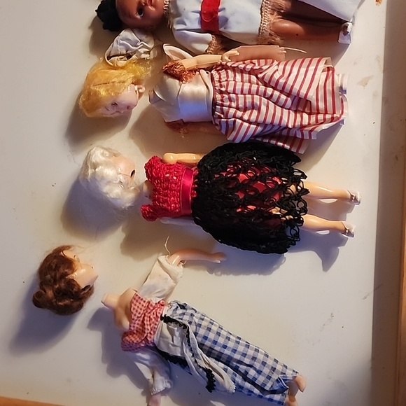 VINTAGE ASSORTMENT OF PLASTIC & RUBBER DOLLS. - Picture 6 of 6